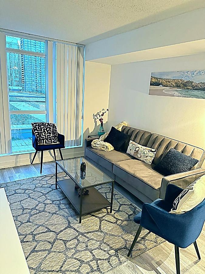 Modern By Cn Tower With Parking Apartment Toronto