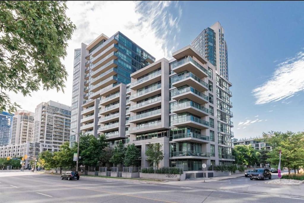 Apartment Cn Tower View With Free Parking, Pool, & Amenities *