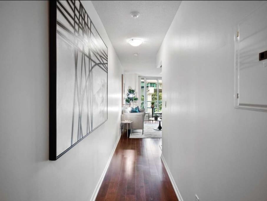 Apartment Cn Tower View With Free Parking, Pool, & Amenities
