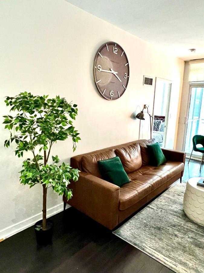 Morden In The Center Of Downtown Apartment Toronto
