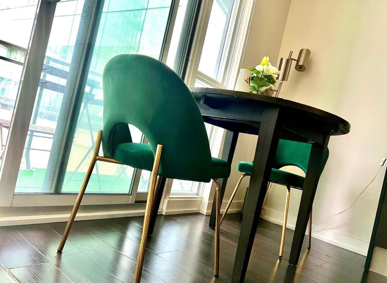 Morden In The Center Of Downtown Apartment Toronto