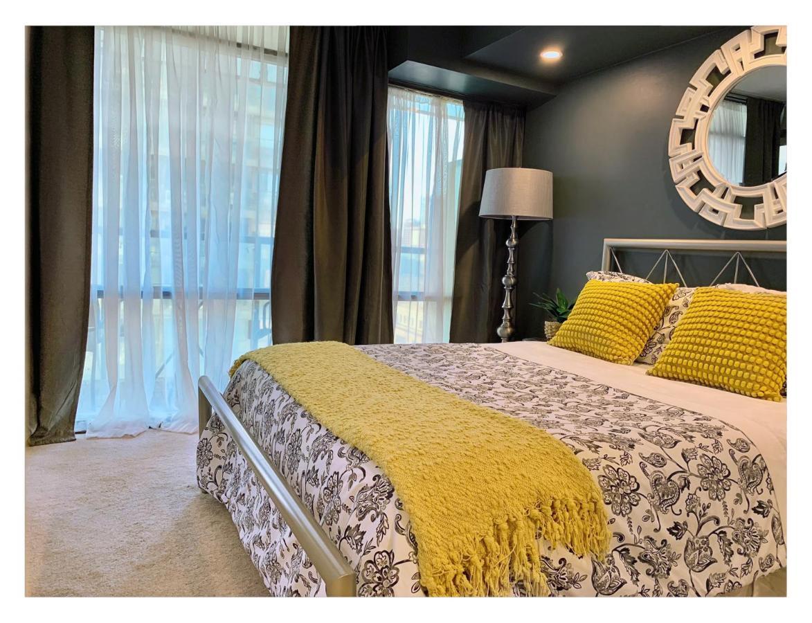 Comfy 1 Bedroom & Den In Downtown 1 Queen & 1 Single Bed