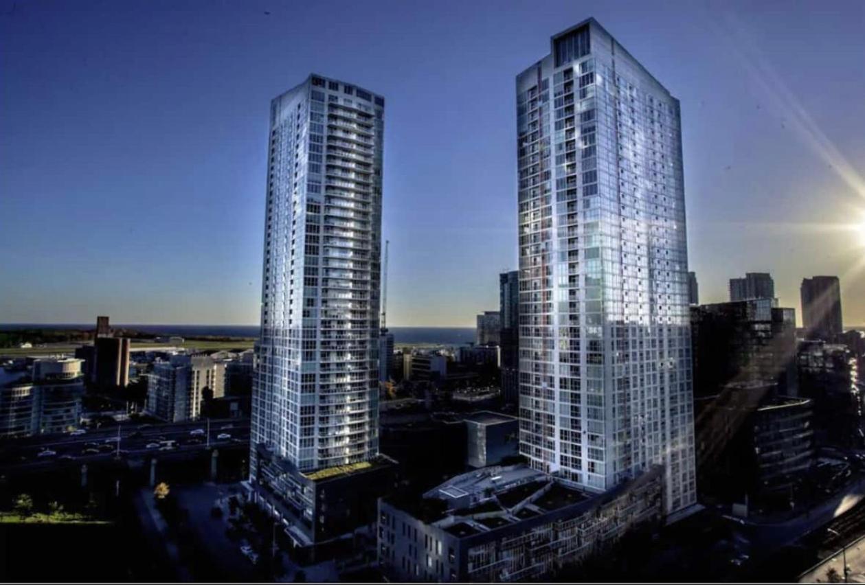 Morden In The Center Of Downtown Apartment Toronto