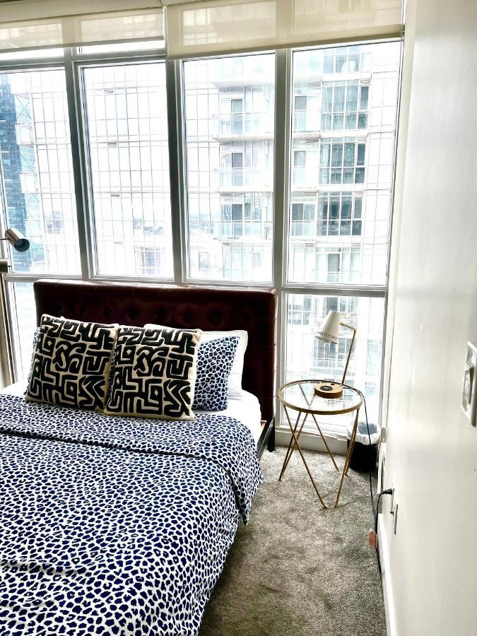 Morden In The Center Of Downtown Apartment