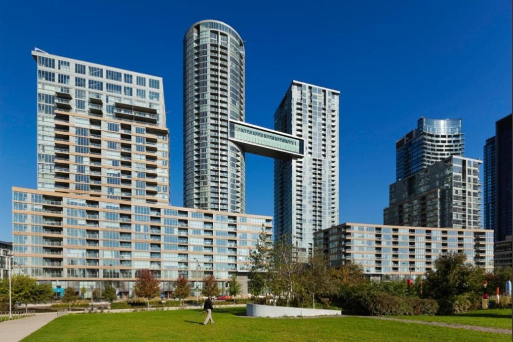 Morden In The Center Of Downtown Apartment *