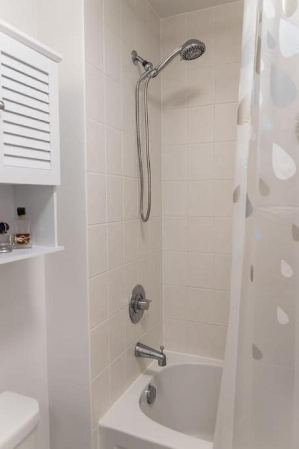 Cityscape 1br With Private Balcony Amd Wfh Setup Holiday home Toronto