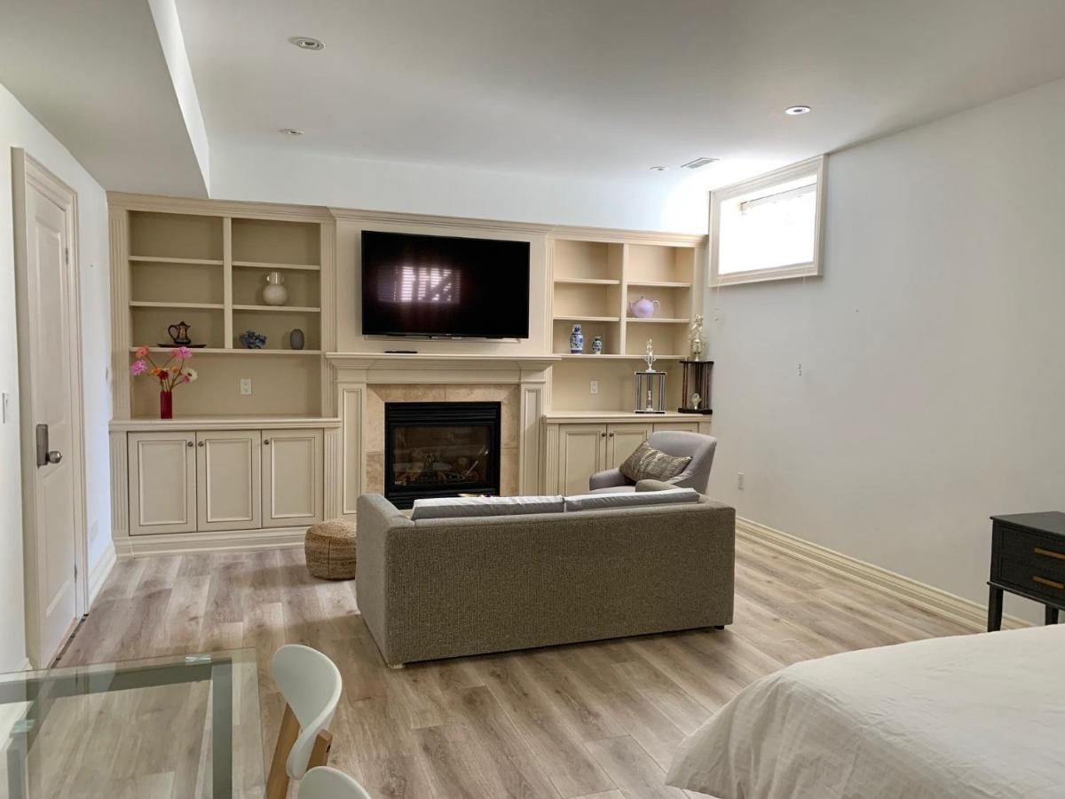 Guest house Spacious Bedroom With Living Area And Free Parking In Midtown Toronto