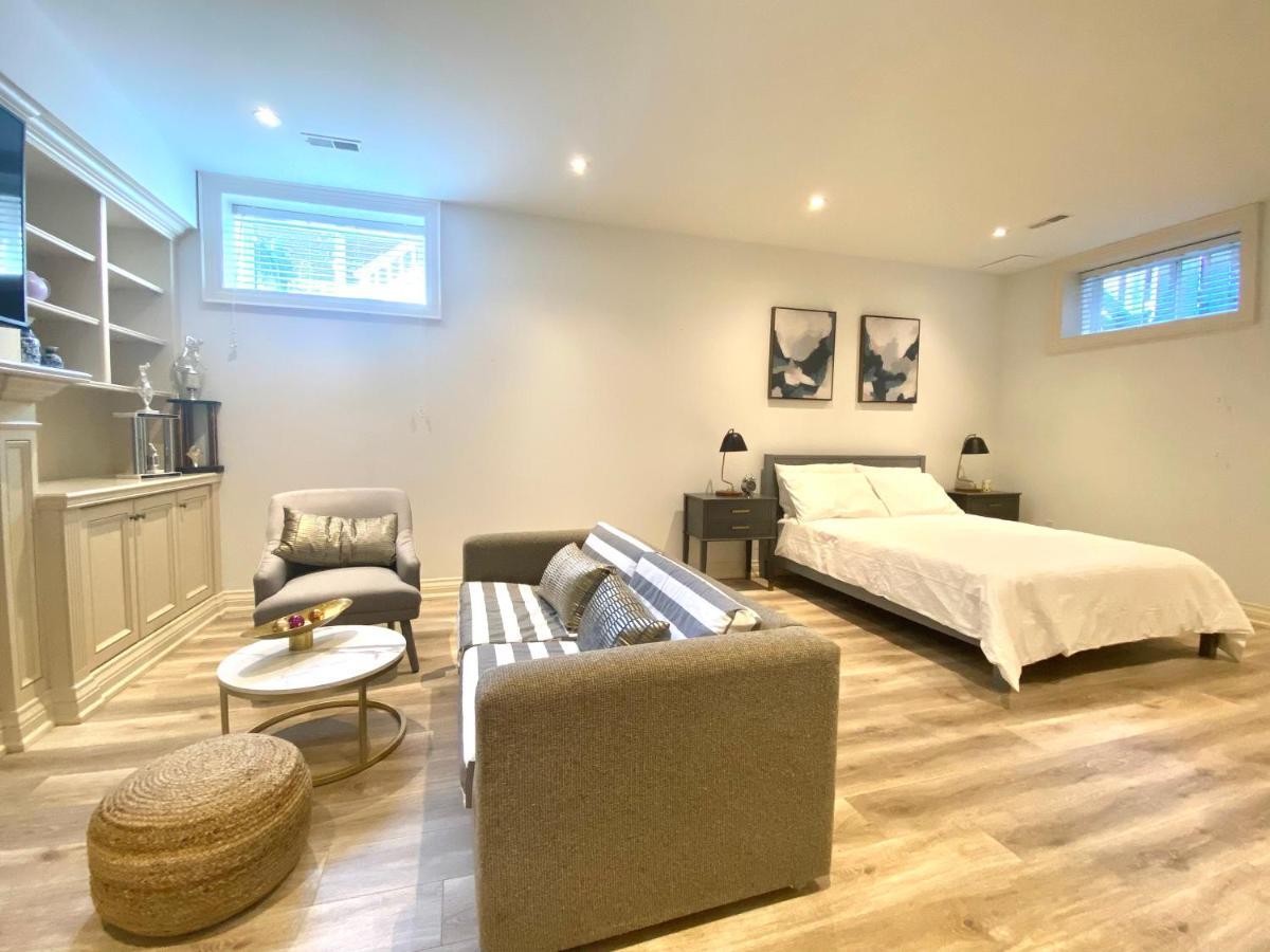 Spacious Bedroom With Living Area And Free Parking In Midtown *