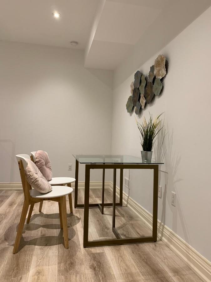 Spacious Bedroom With Living Area And Free Parking In Midtown Guest house