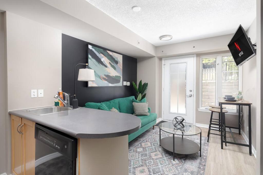 Apartment Lakeside Haven: Cozy Townhome In Liberty Village! *