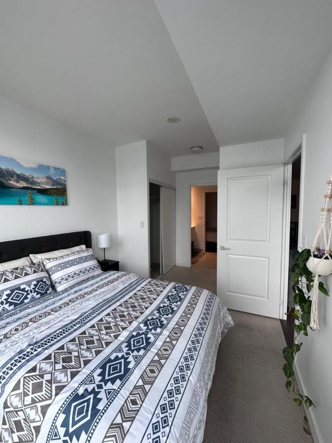 Stylish 2 Bedrooms W/ Awesome View & Parking *