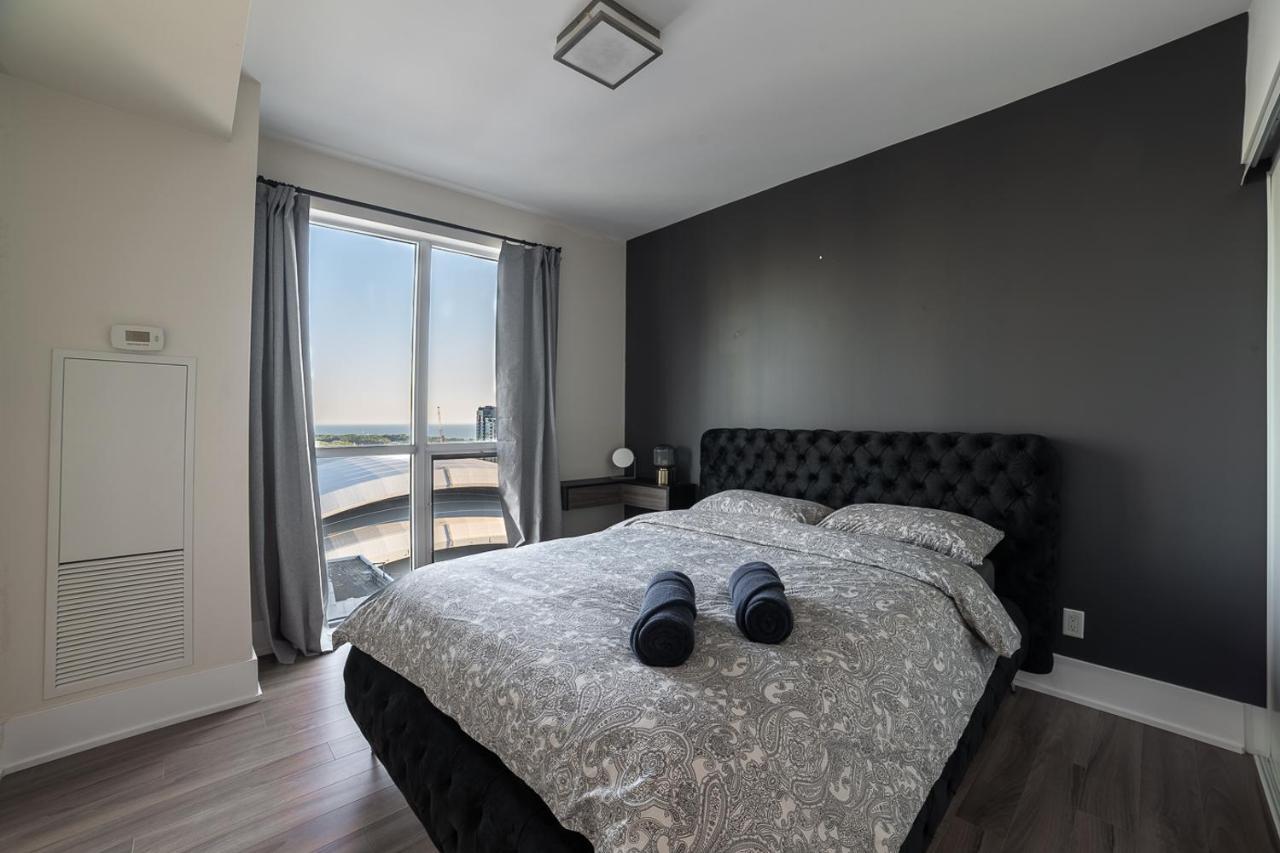 Apartment Designer W/ Cn Tower View & Parking *
