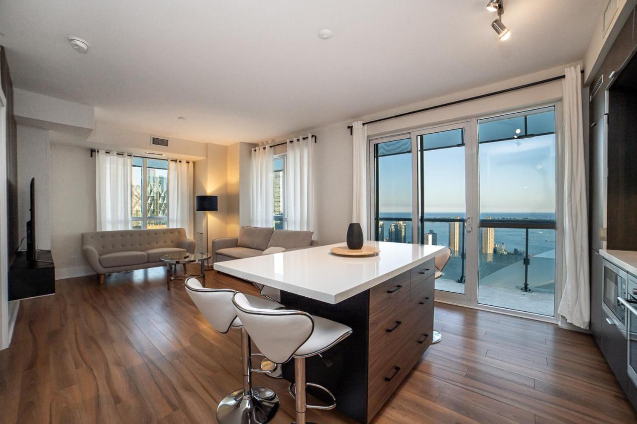 Apartment Designer W/ Cn Tower View & Parking Toronto