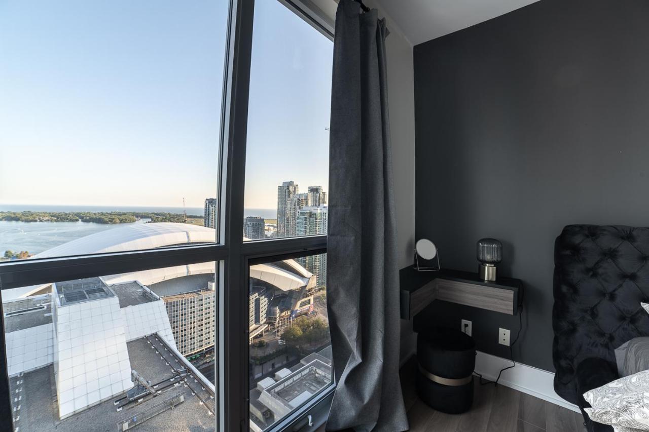 Designer W/ Cn Tower View & Parking * Toronto