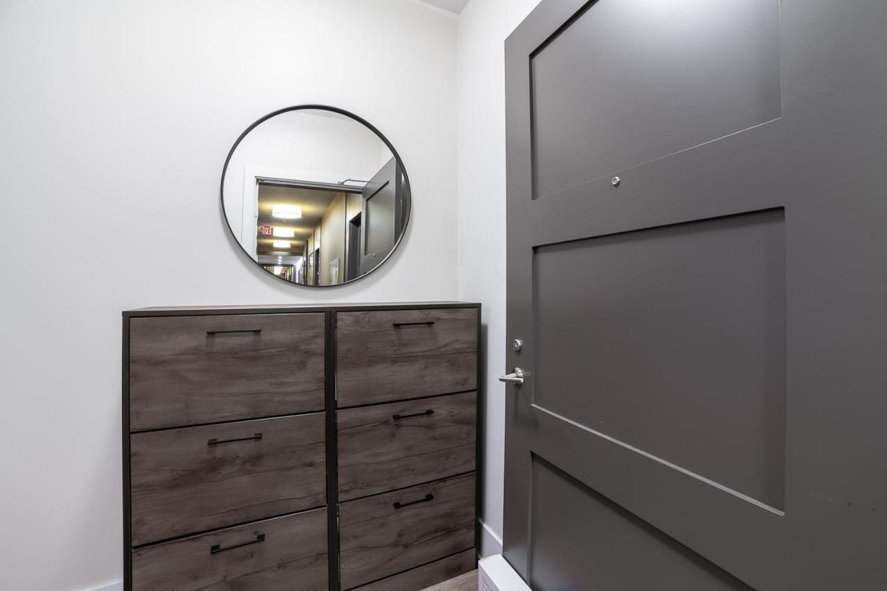 Apartment Designer W/ Cn Tower View & Parking