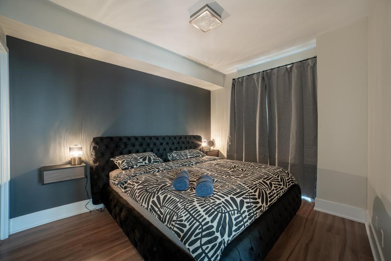 Apartment Designer W/ Cn Tower View & Parking *
