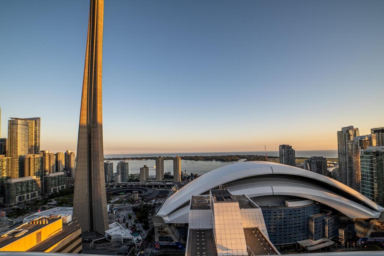Designer W/ Cn Tower View & Parking Apartment Toronto