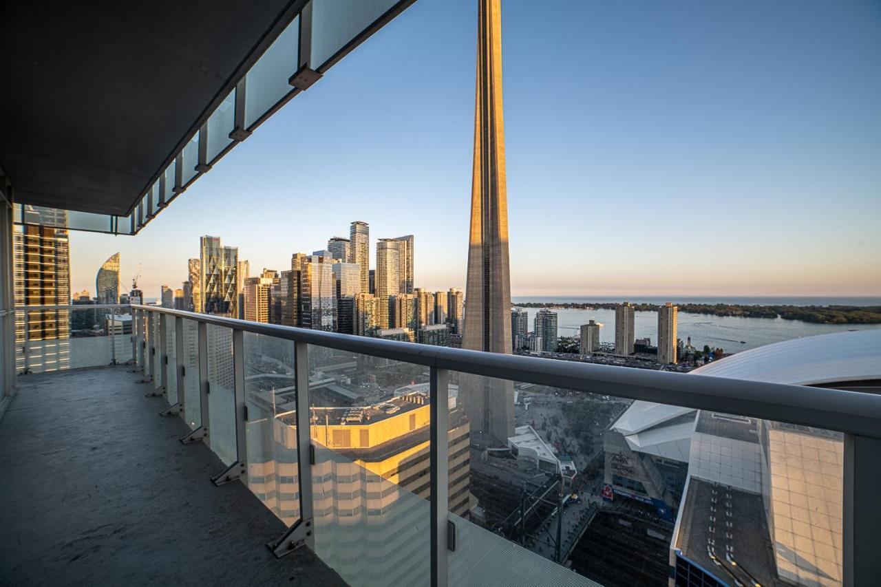 Designer W/ Cn Tower View & Parking Apartment