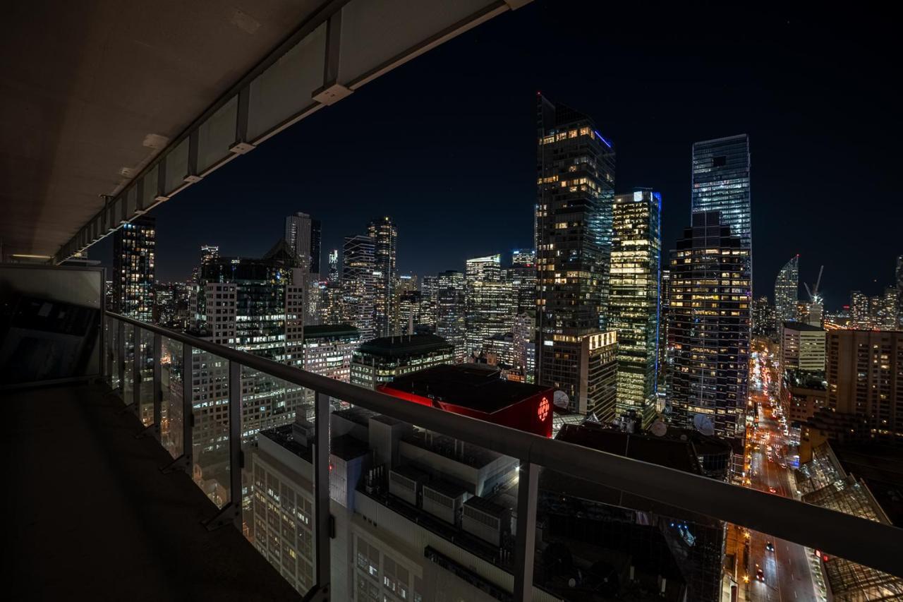 Designer W/ Cn Tower View & Parking Apartment *