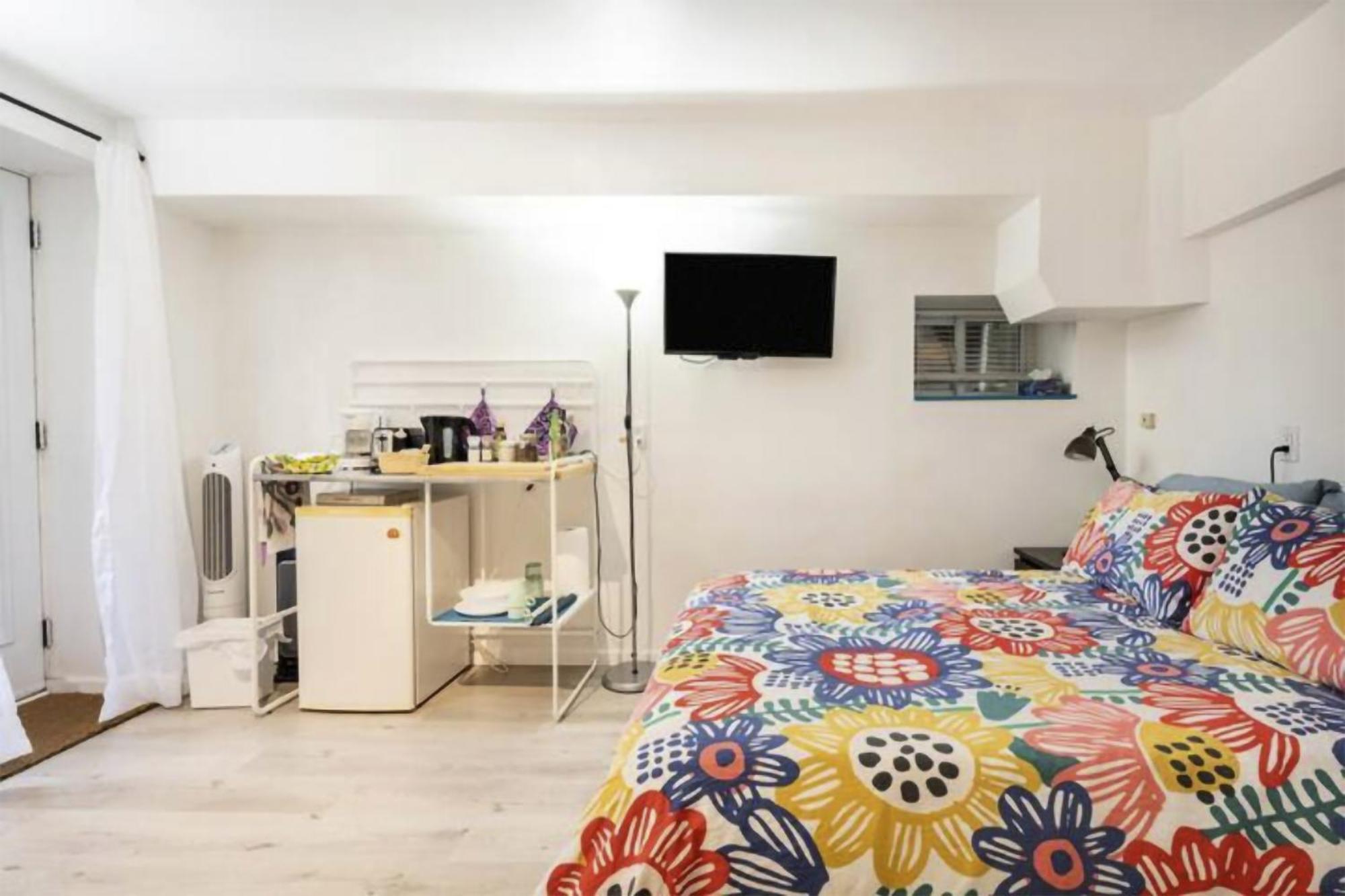 An Independent Beach Retreat Steps From The Lake And Right In The City Apartment