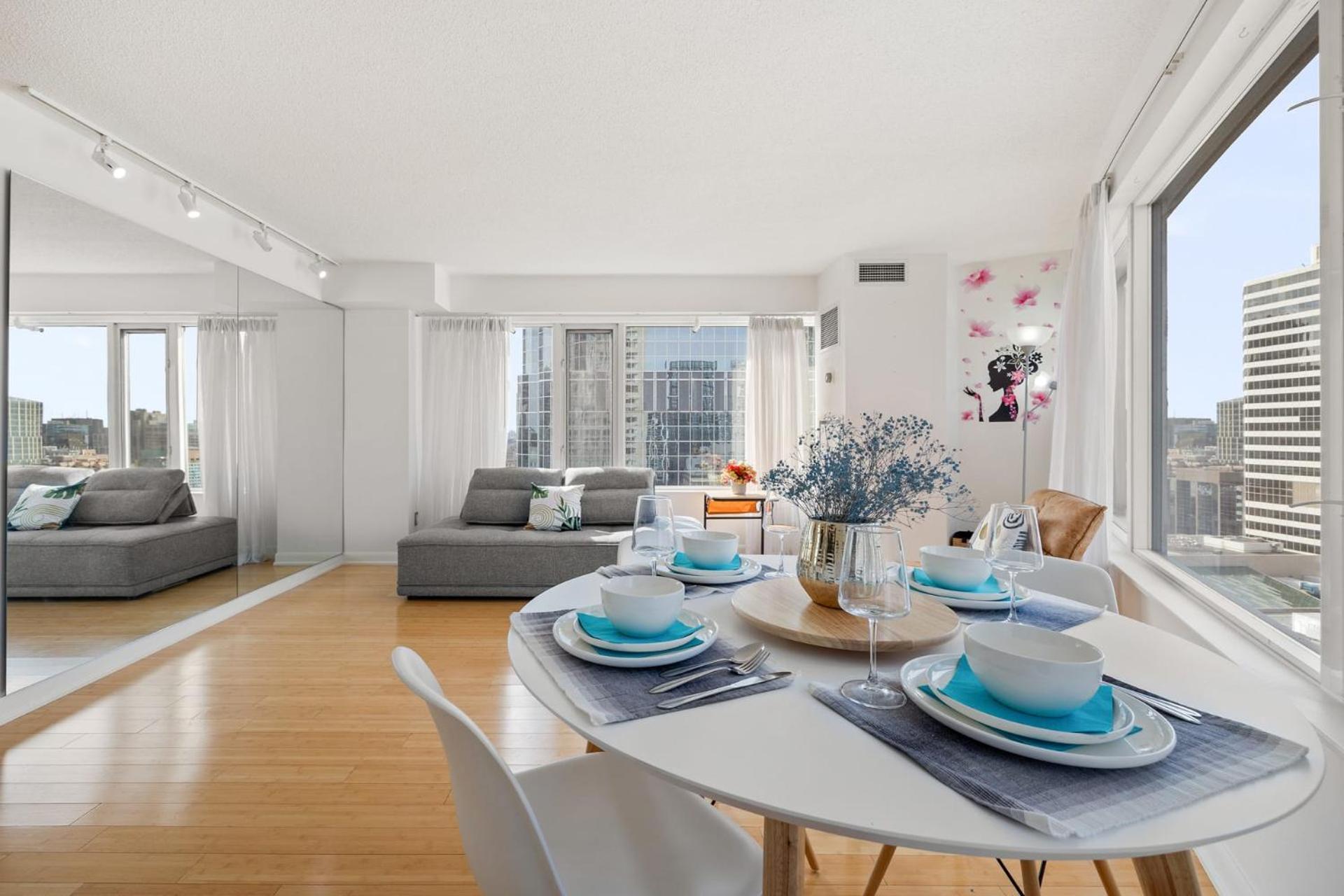Modern 2-bedroom W Floor To Ceiling Windows Holiday home Toronto