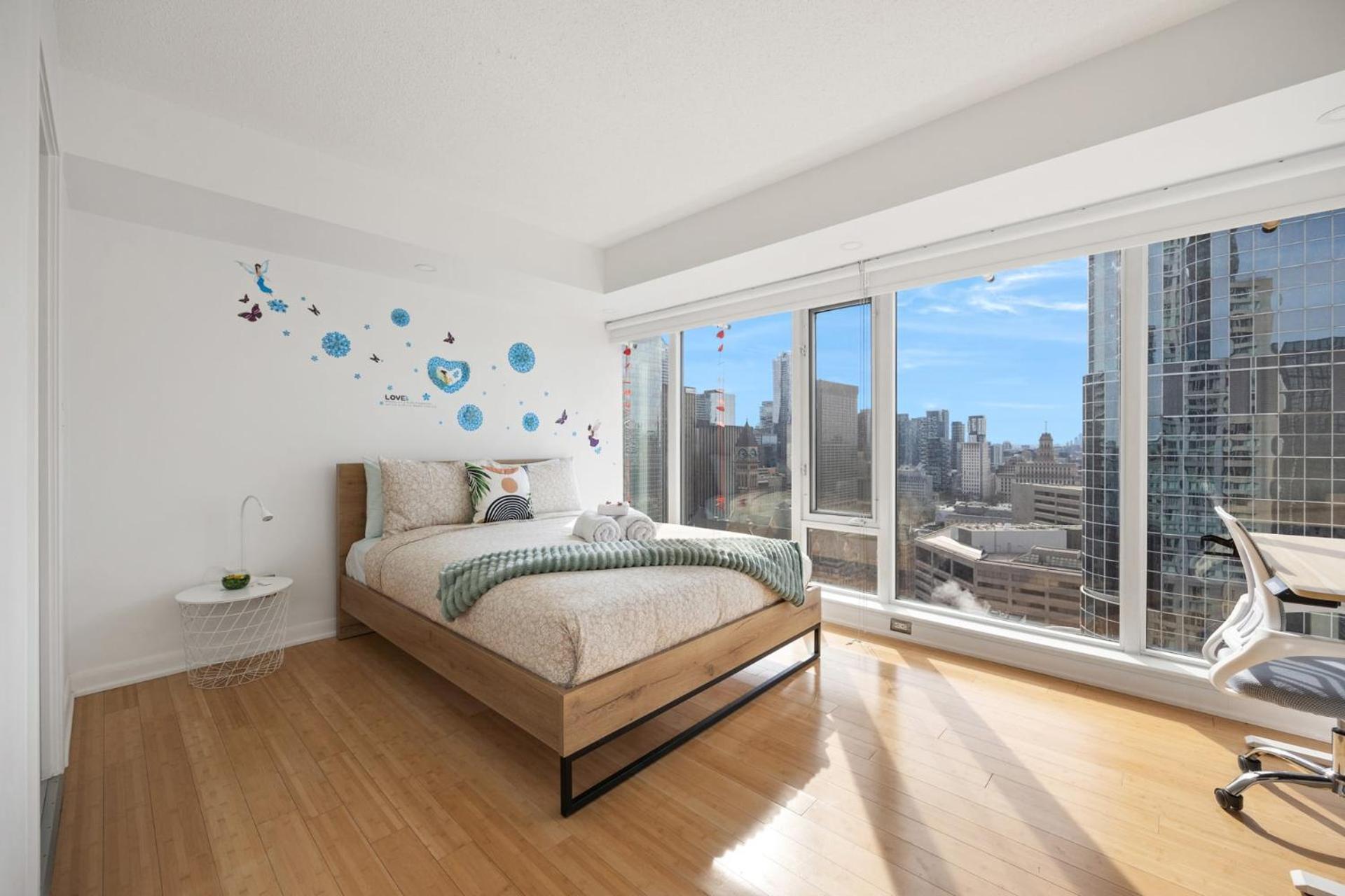 Modern 2-bedroom W Floor To Ceiling Windows *