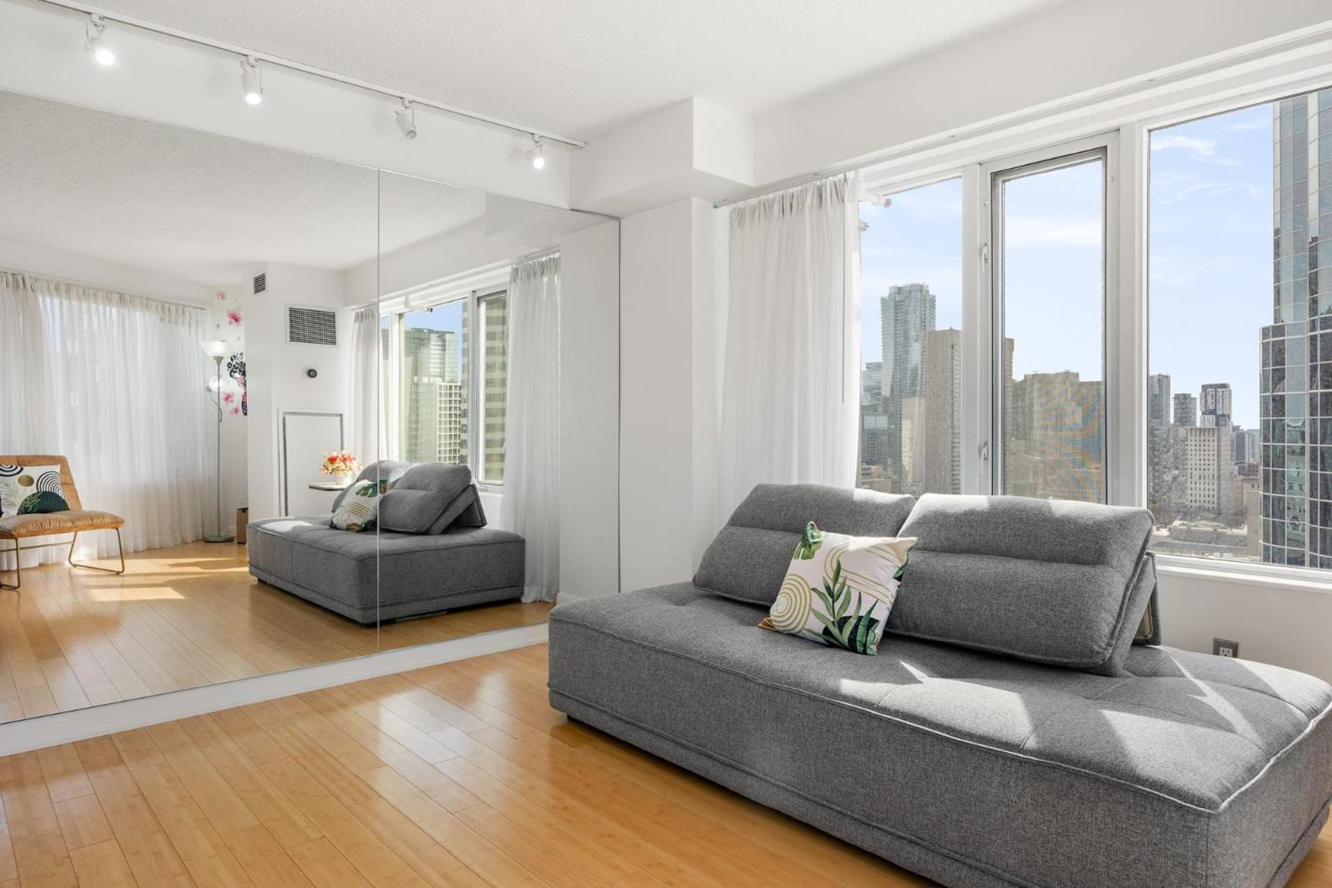 Holiday home Modern 2-bedroom W Floor To Ceiling Windows Toronto