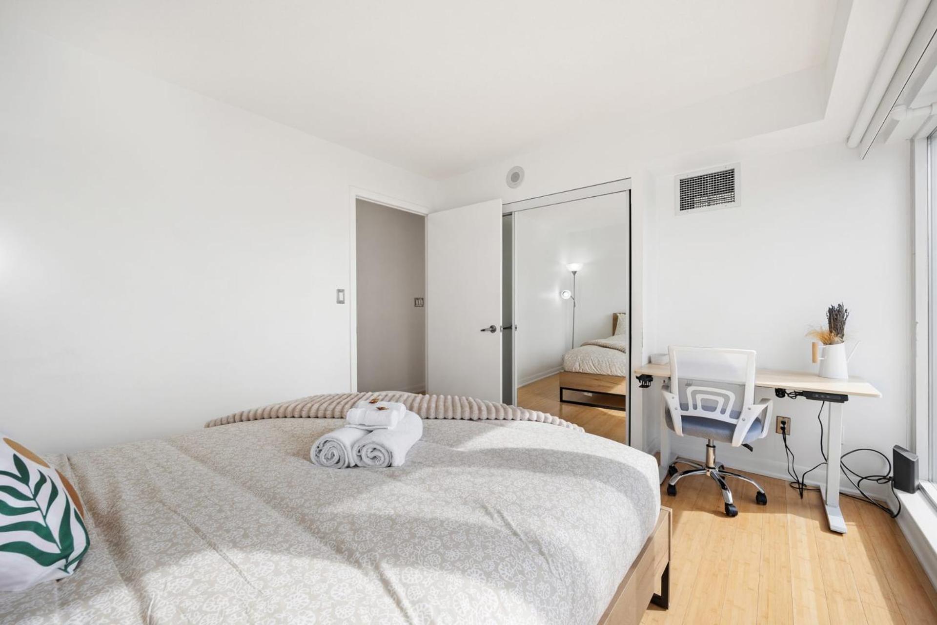 Modern 2-bedroom W Floor To Ceiling Windows Holiday home