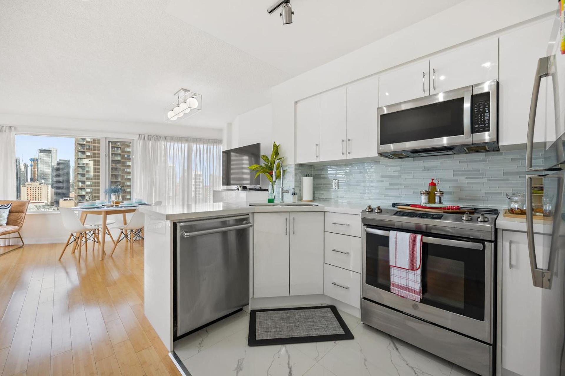 Modern 2-bedroom W Floor To Ceiling Windows * Toronto