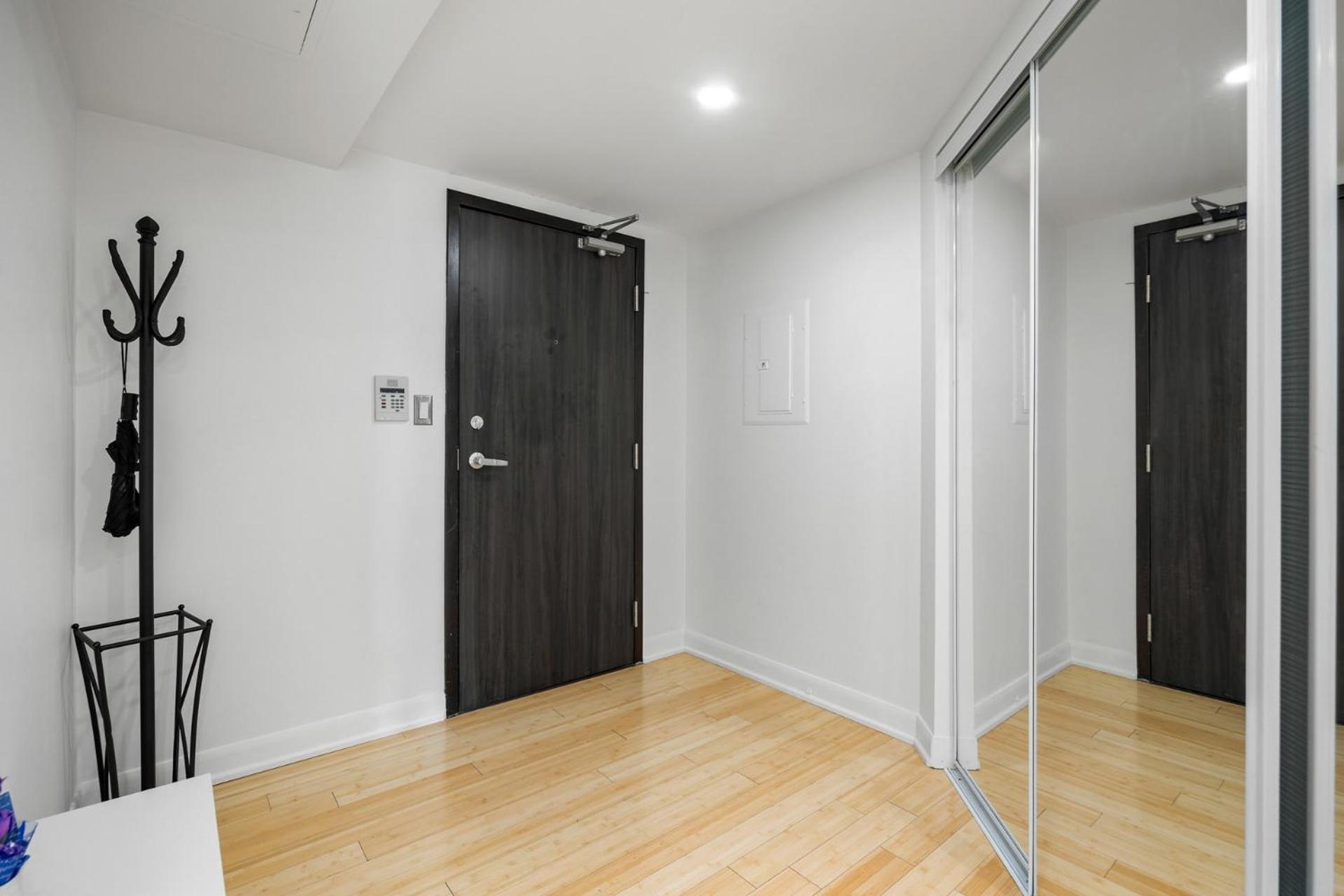 Modern 2-bedroom W Floor To Ceiling Windows Holiday home