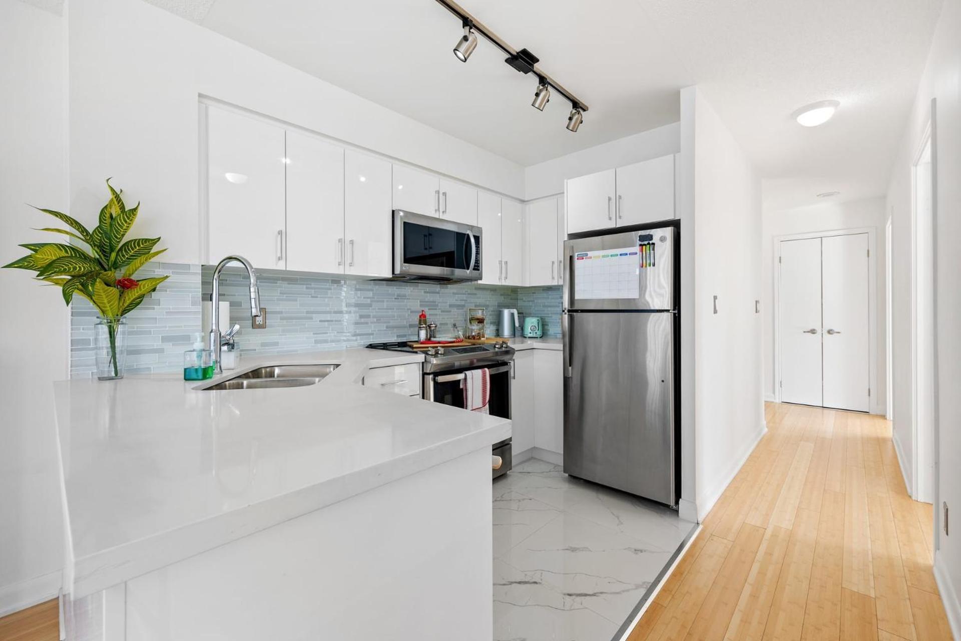 Modern 2-bedroom W Floor To Ceiling Windows Holiday home