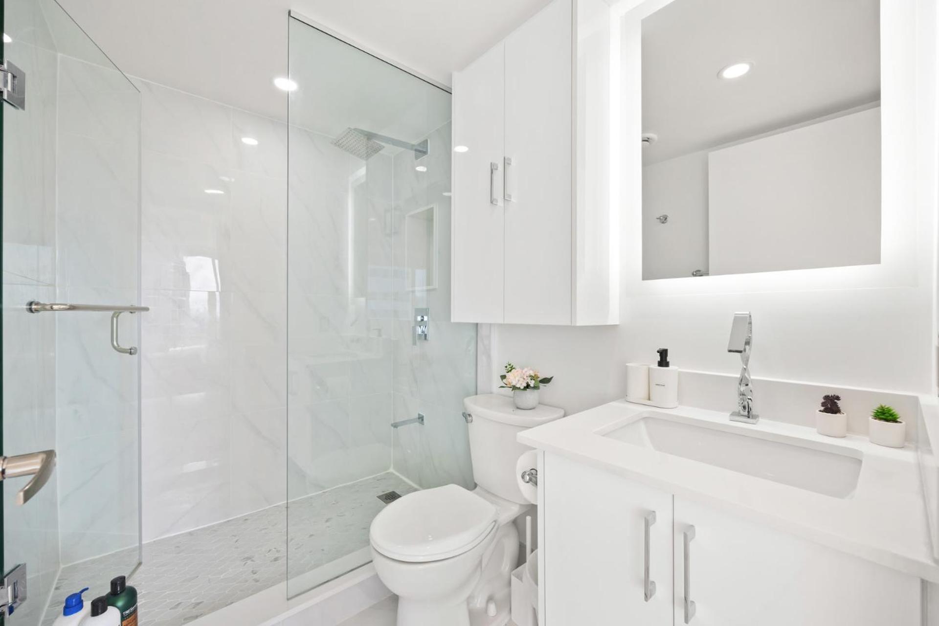Modern 2-bedroom W Floor To Ceiling Windows Toronto