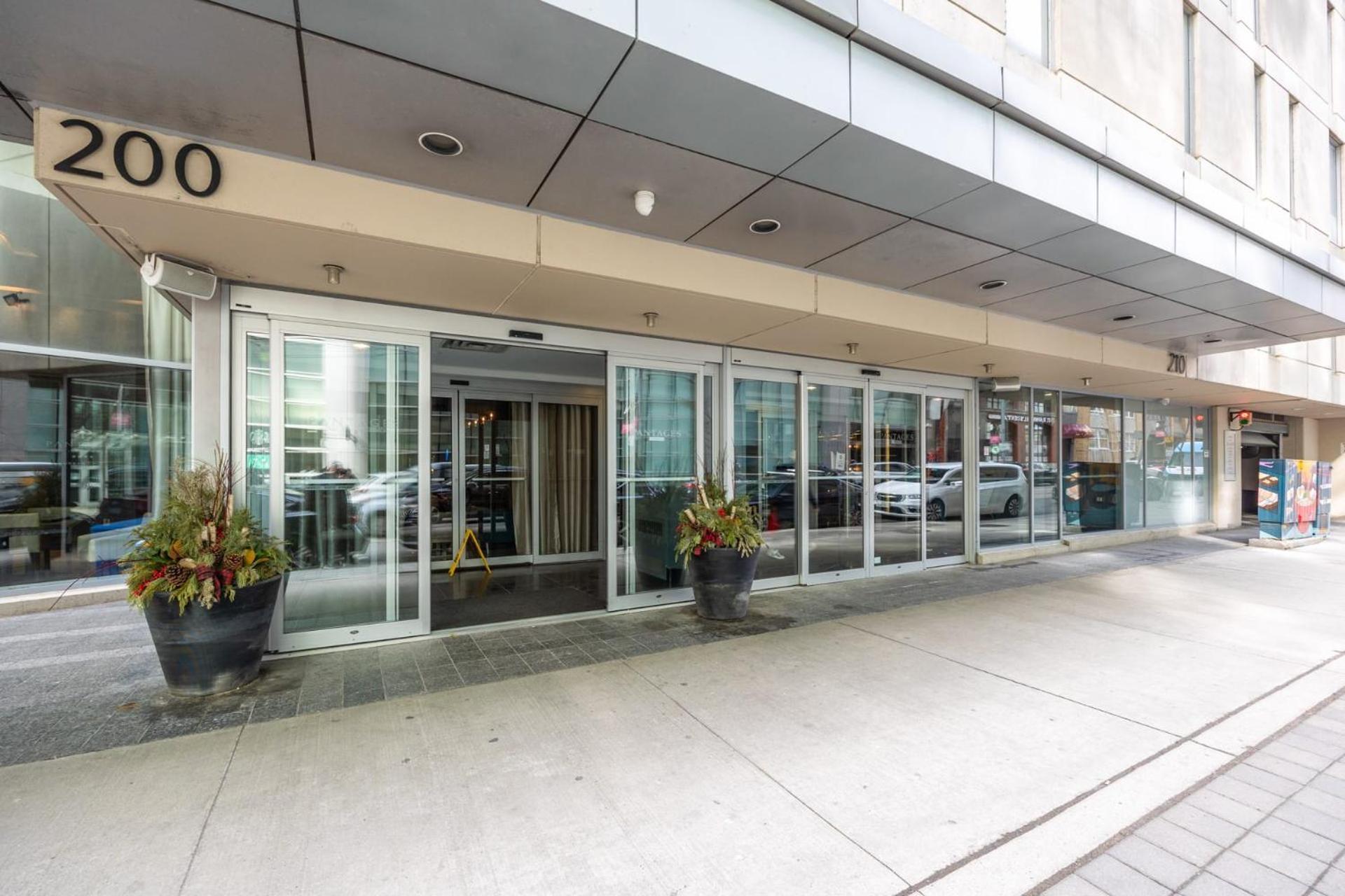 Modern 2-bedroom W Floor To Ceiling Windows Toronto
