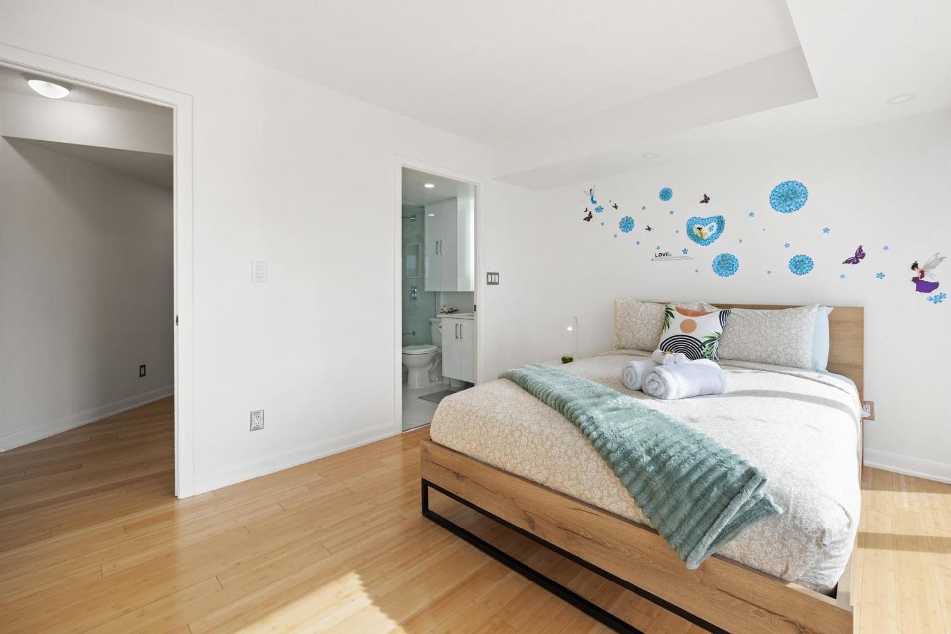 Modern 2-bedroom W Floor To Ceiling Windows *