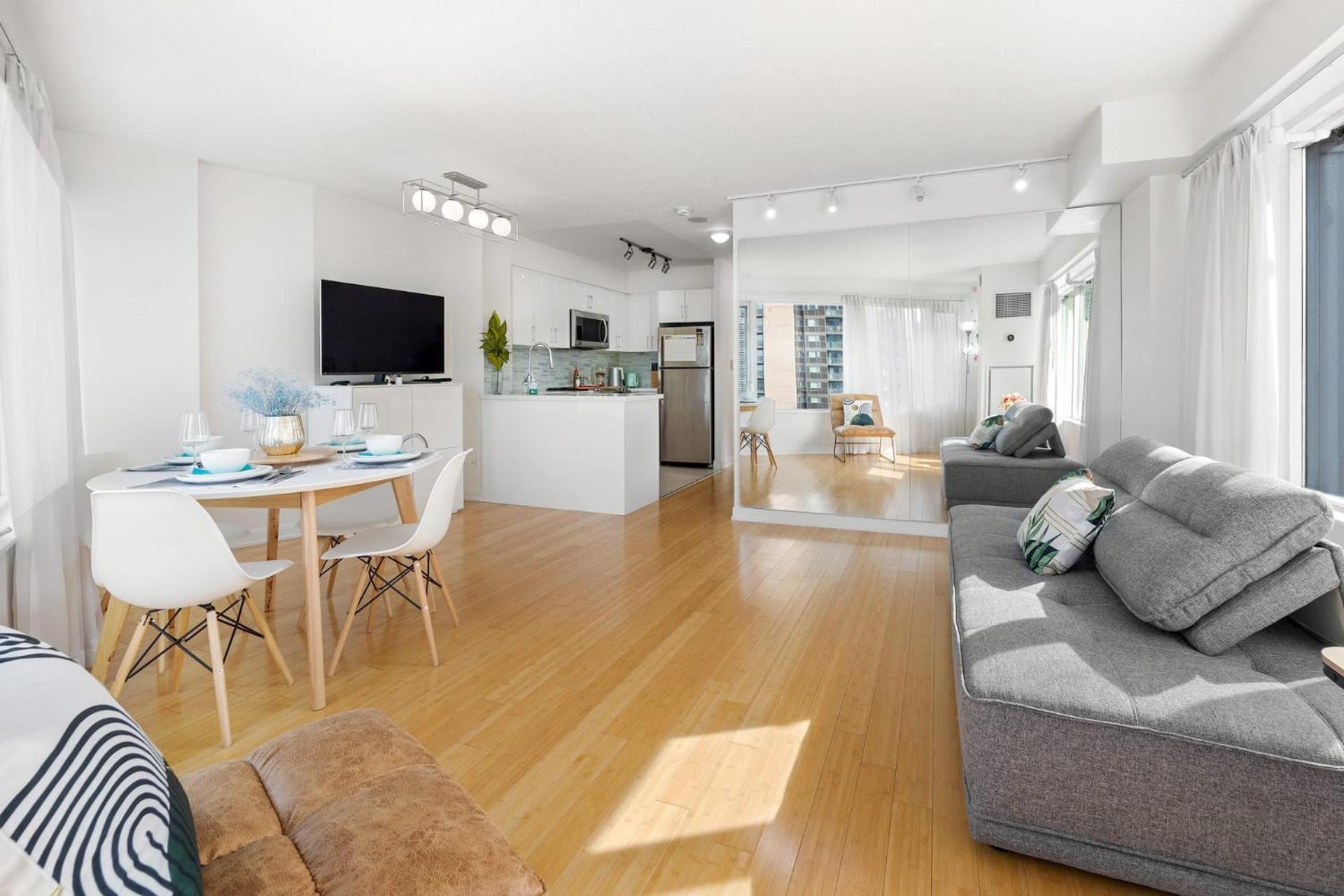 Holiday home Modern 2-bedroom W Floor To Ceiling Windows Toronto
