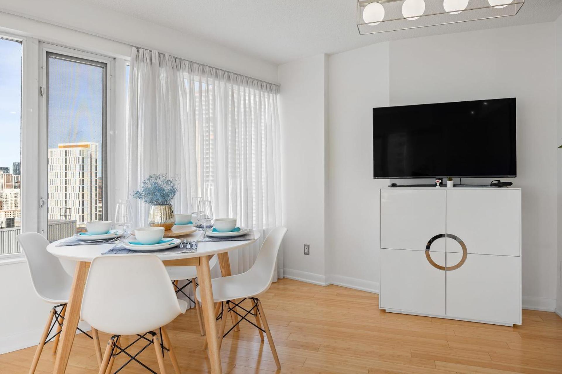 Holiday home Modern 2-bedroom W Floor To Ceiling Windows *