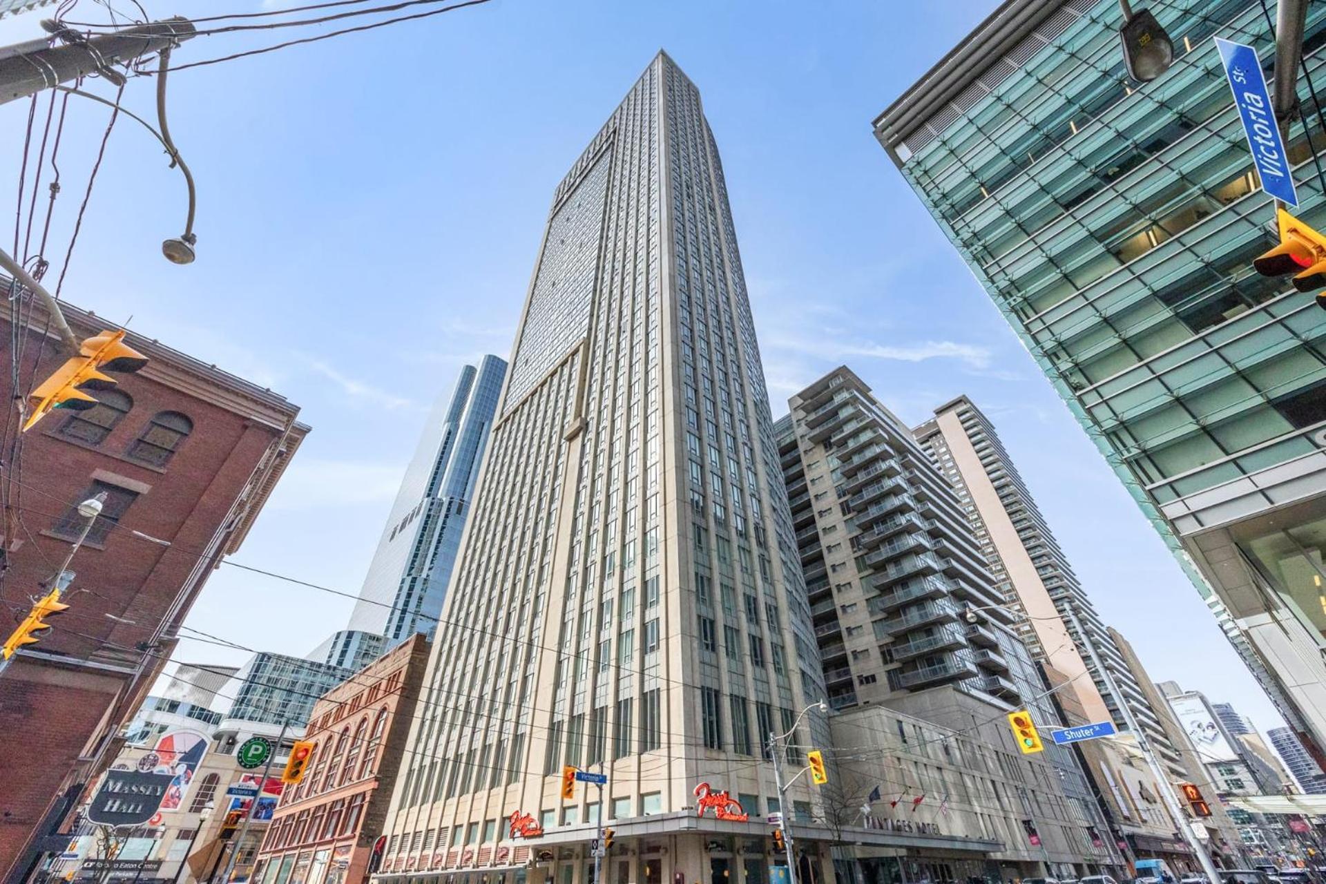 Modern 2-bedroom W Floor To Ceiling Windows Toronto