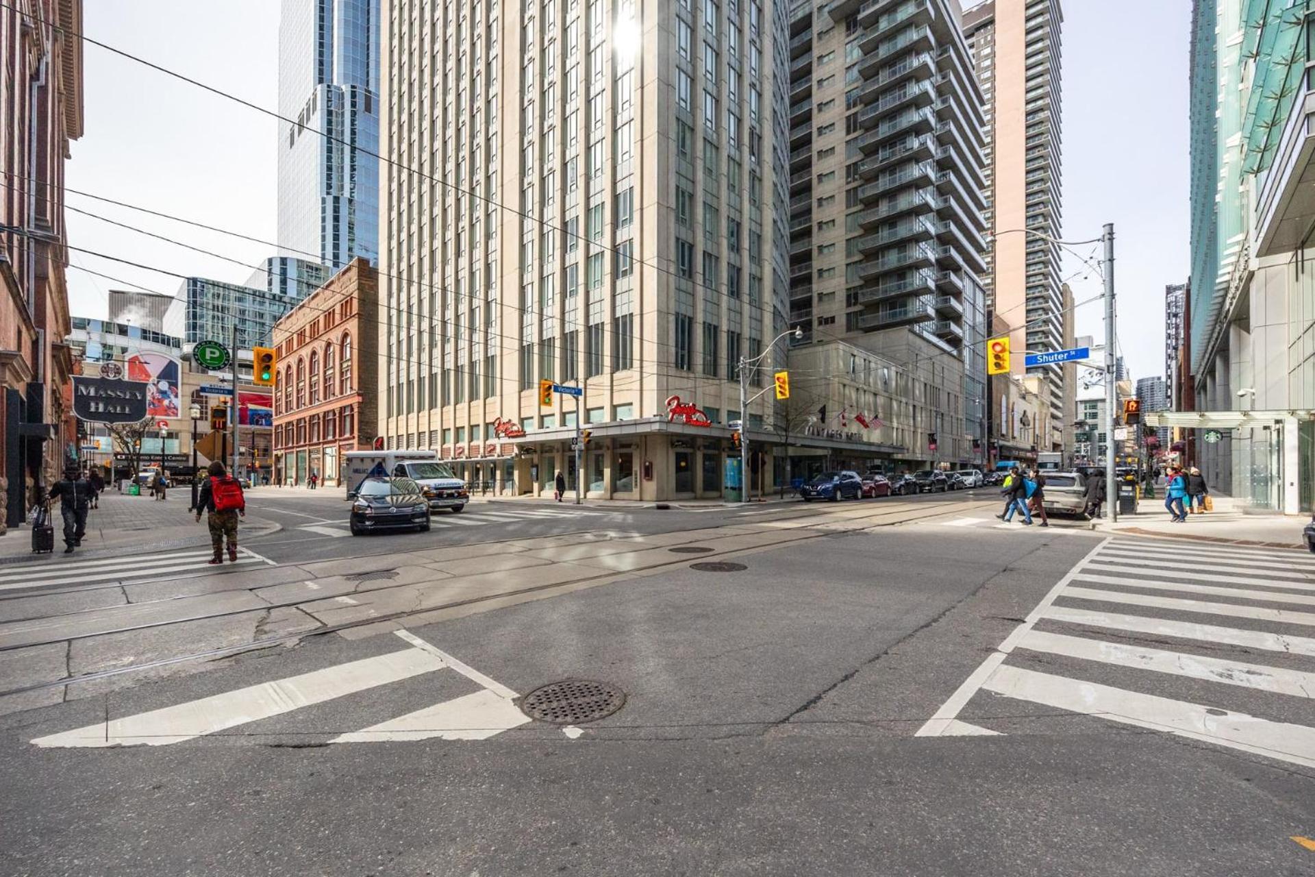 Modern 2-bedroom W Floor To Ceiling Windows Holiday home Toronto