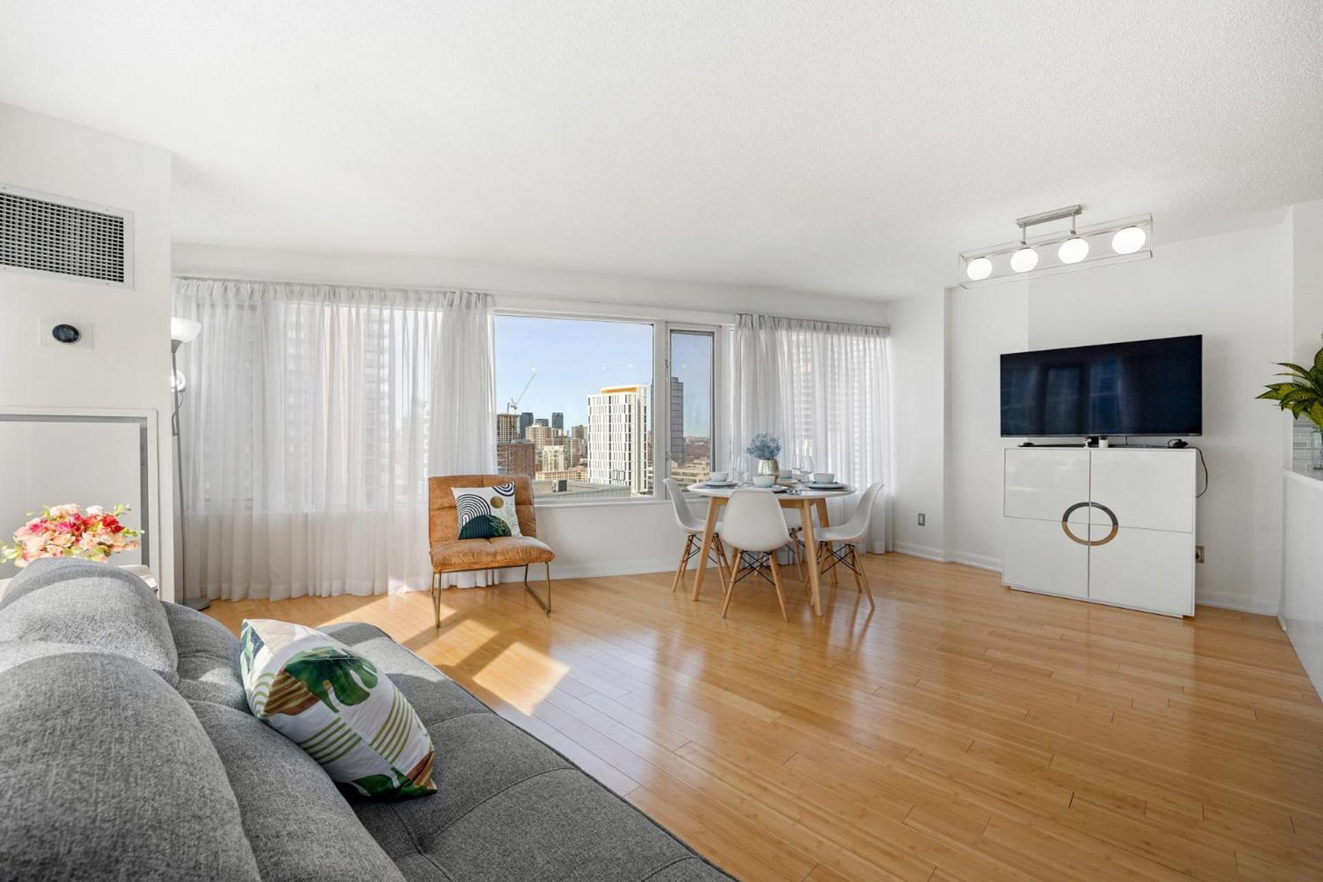 Modern 2-bedroom W Floor To Ceiling Windows Holiday home *