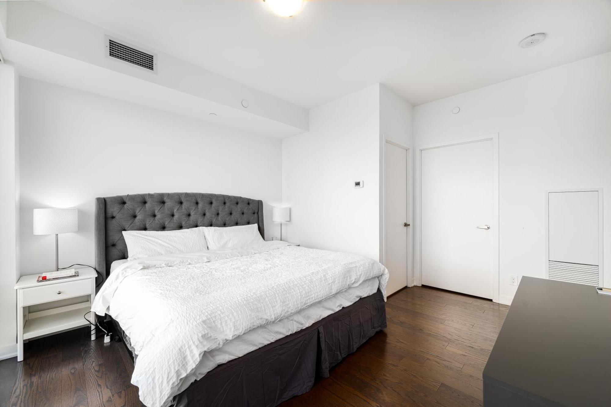 Presidential Heart Of Downtown With Stunning View * Toronto