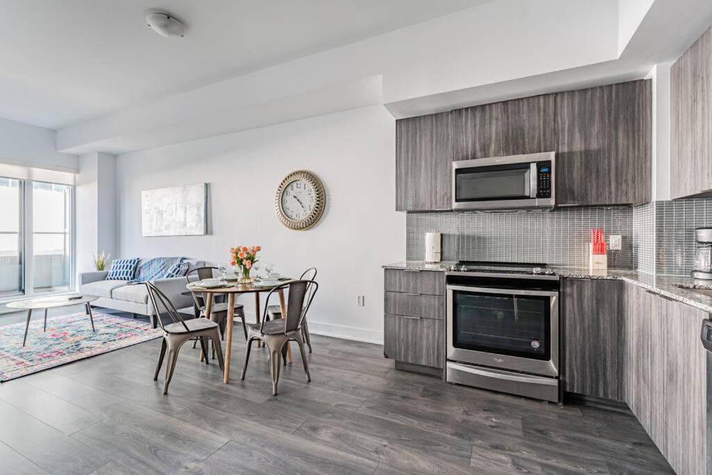Spacious By Close To Pearson Airport, Free Parking! Apartment *
