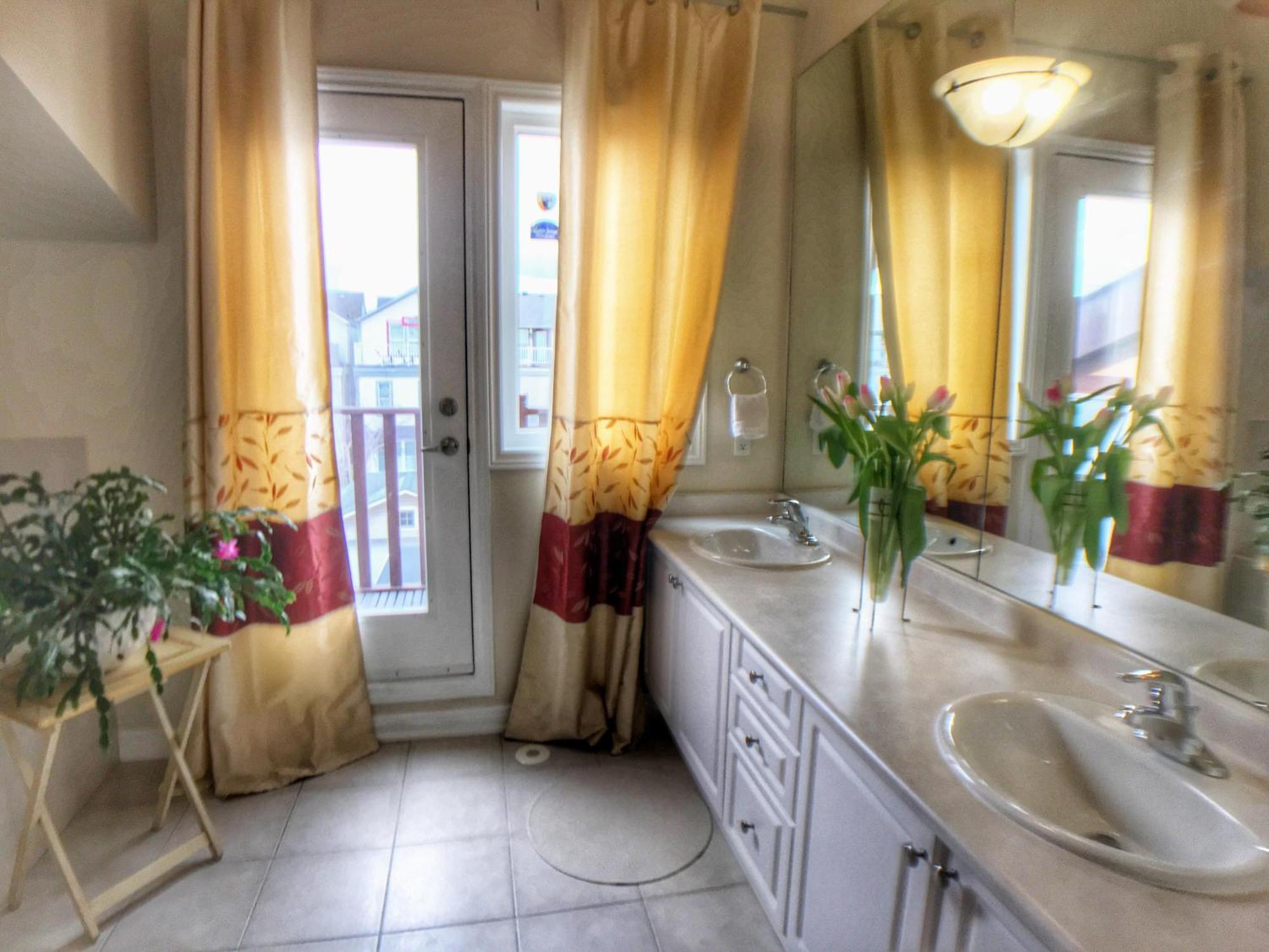 Homestay Stunning In Townhouse Across The