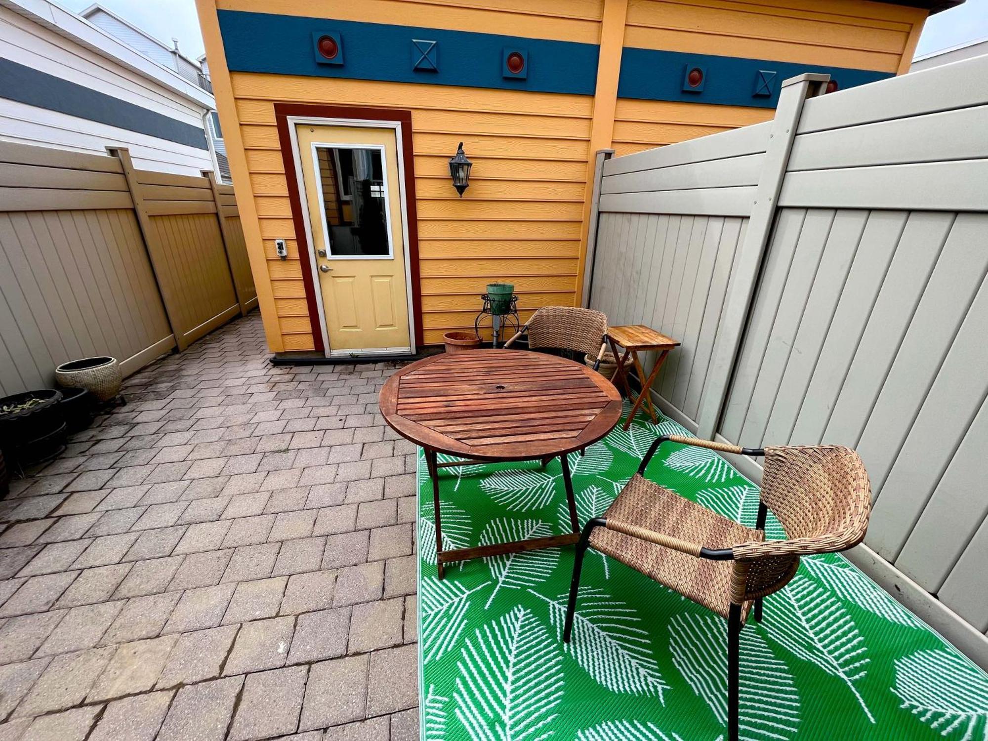 Stunning In Townhouse Across The Homestay *