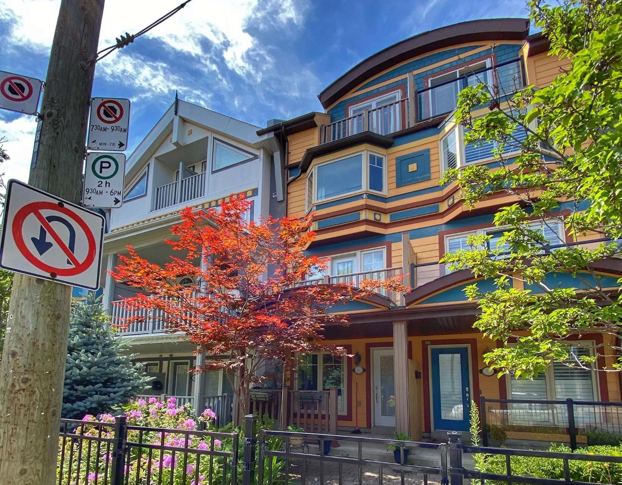 Homestay Stunning In Townhouse Across The *