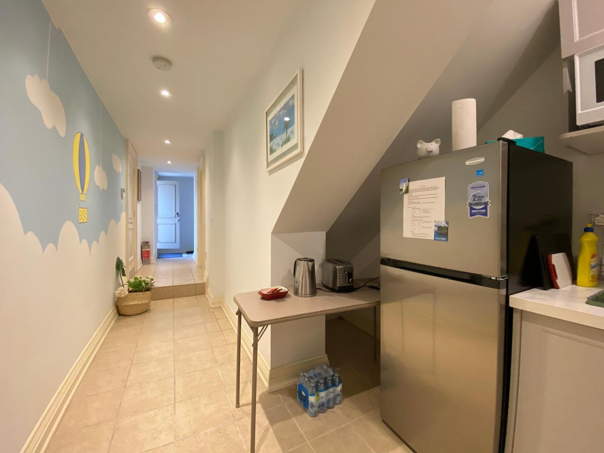 Guest house Spacious Bedroom With Living Area And Free Parking In Midtown Toronto