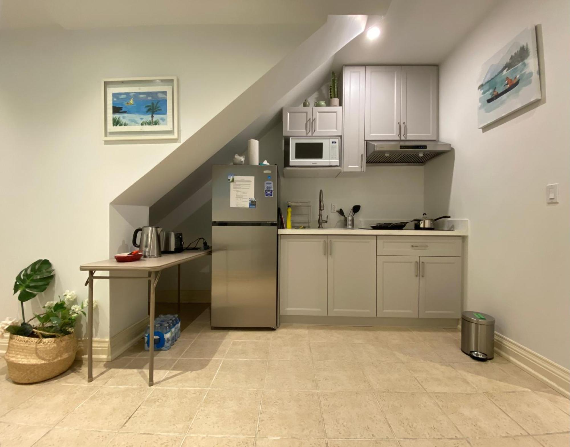 Spacious Bedroom With Living Area And Free Parking In Midtown * Toronto