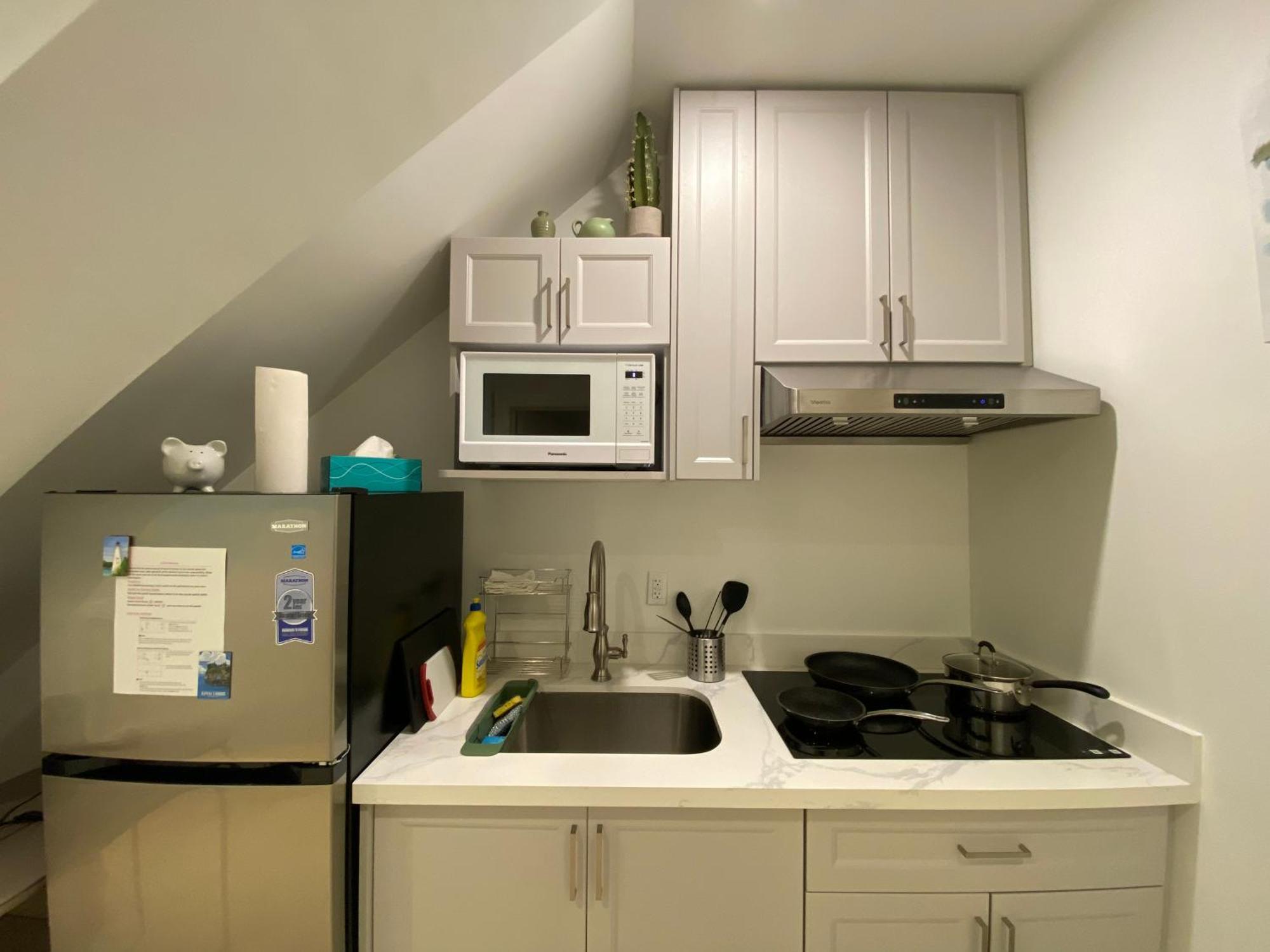 Spacious Bedroom With Living Area And Free Parking In Midtown Guest house