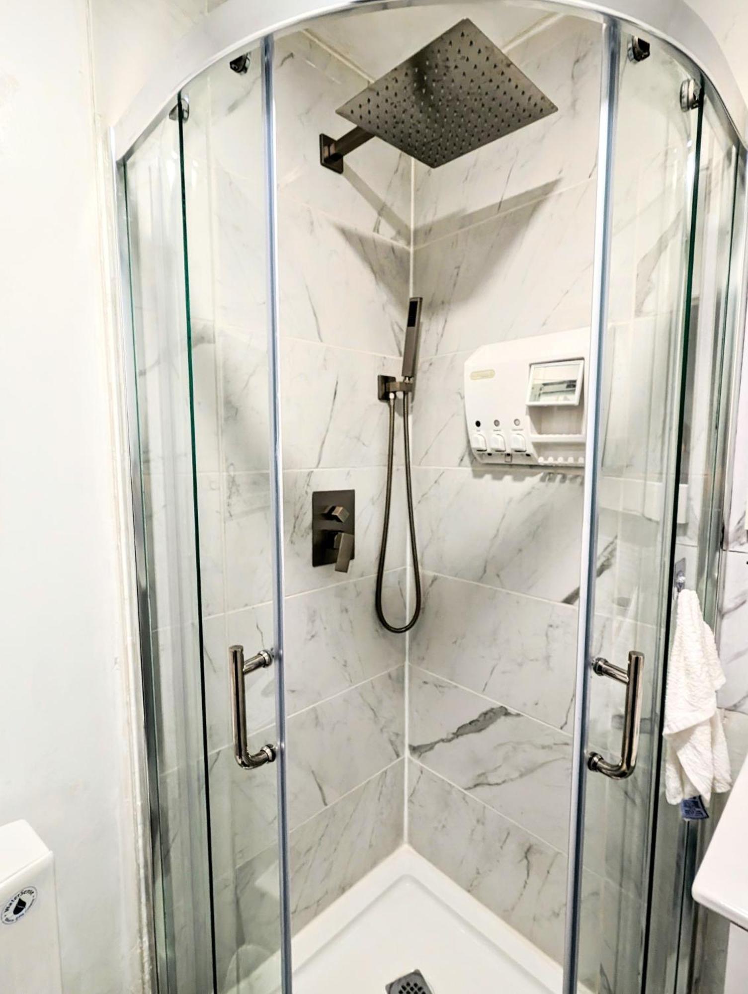 Renovated Cozy Bedroom With Private Washroom Homestay *