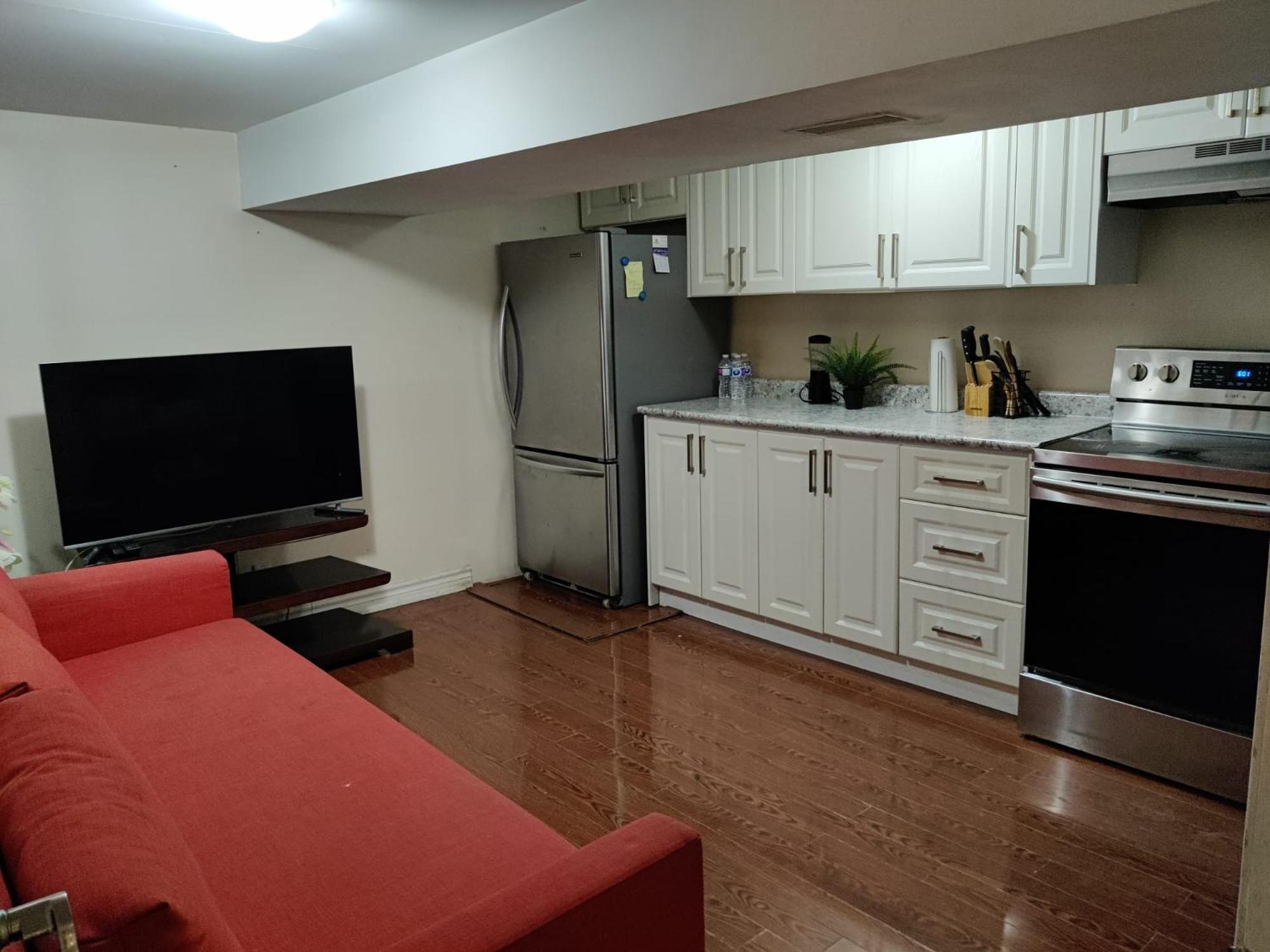 Spacious Mbr Near Kennedy Subway & Go * Toronto