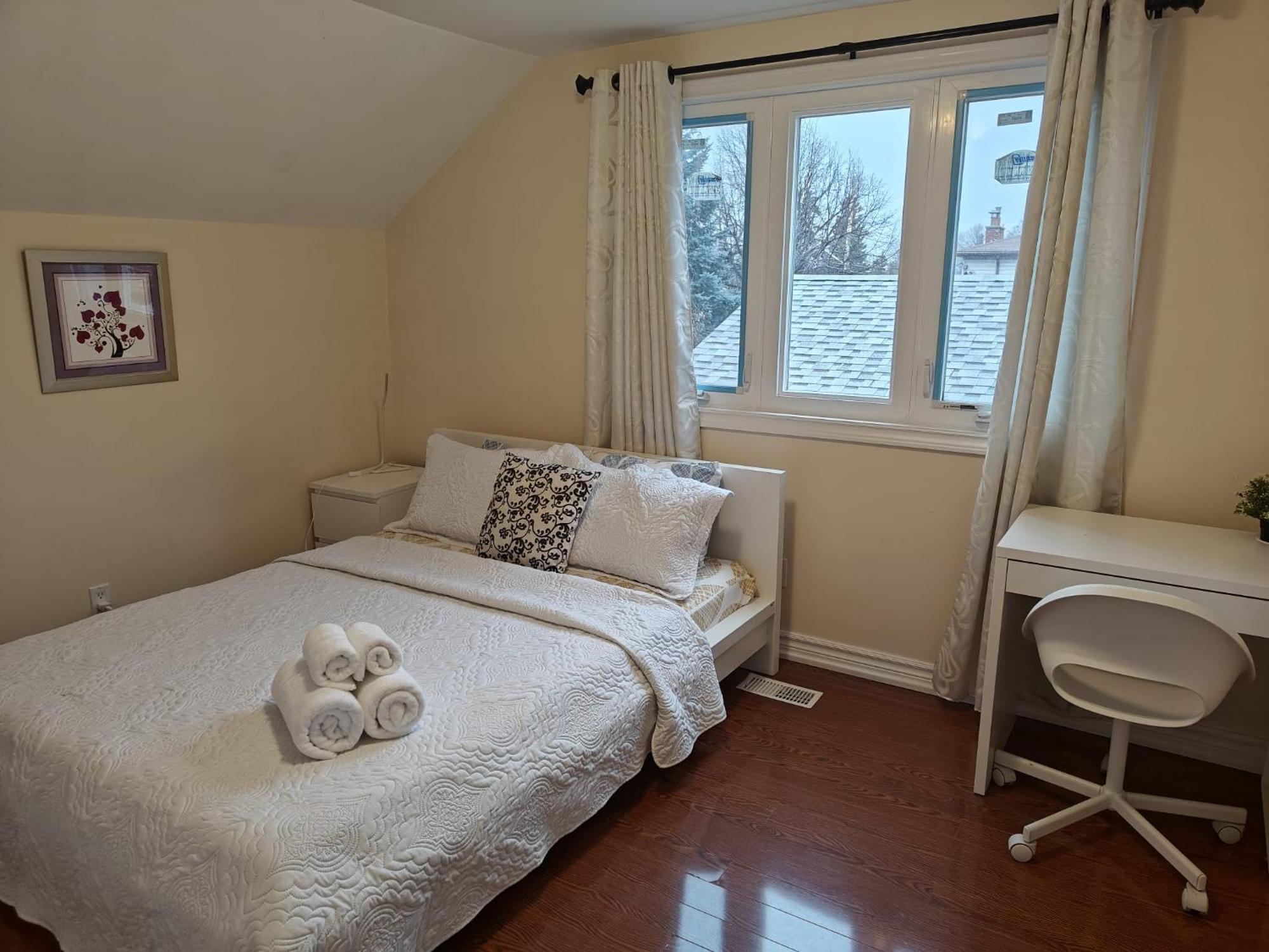 Spacious Mbr Near Kennedy Subway & Go